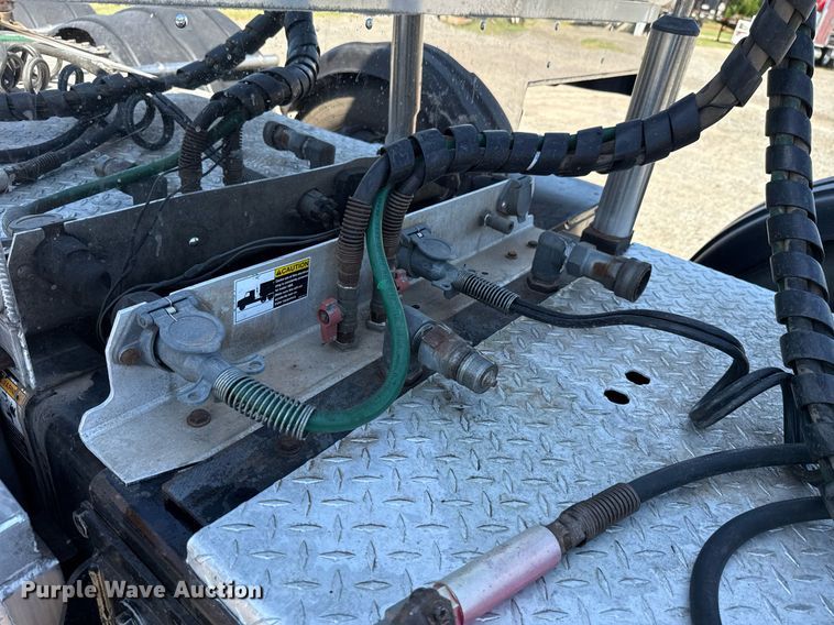 image for item DT6711 2017 Peterbilt 579 semi truck