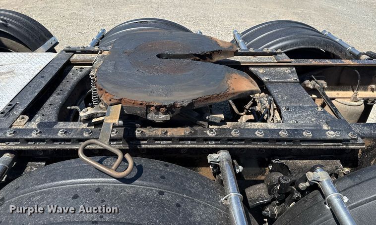 image for item DT6711 2017 Peterbilt 579 semi truck