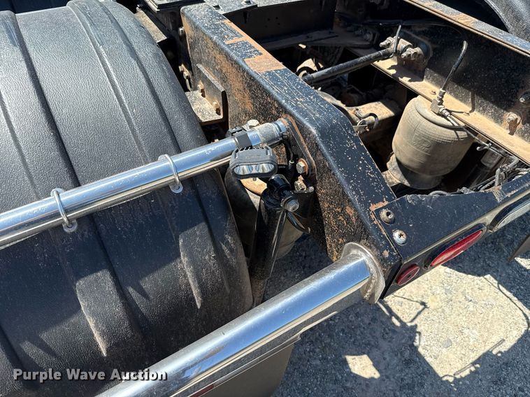 image for item DT6711 2017 Peterbilt 579 semi truck