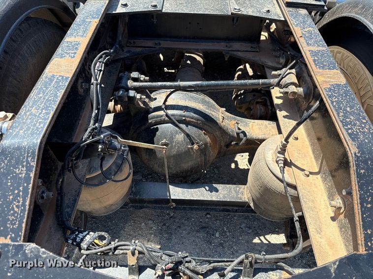 image for item DT6711 2017 Peterbilt 579 semi truck