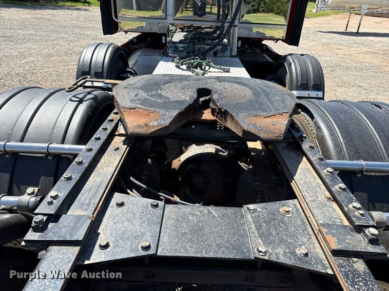 image for item DT6711 2017 Peterbilt 579 semi truck