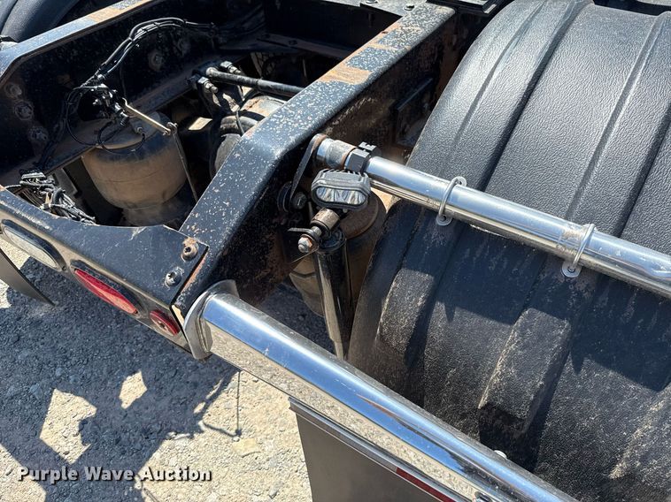 image for item DT6711 2017 Peterbilt 579 semi truck