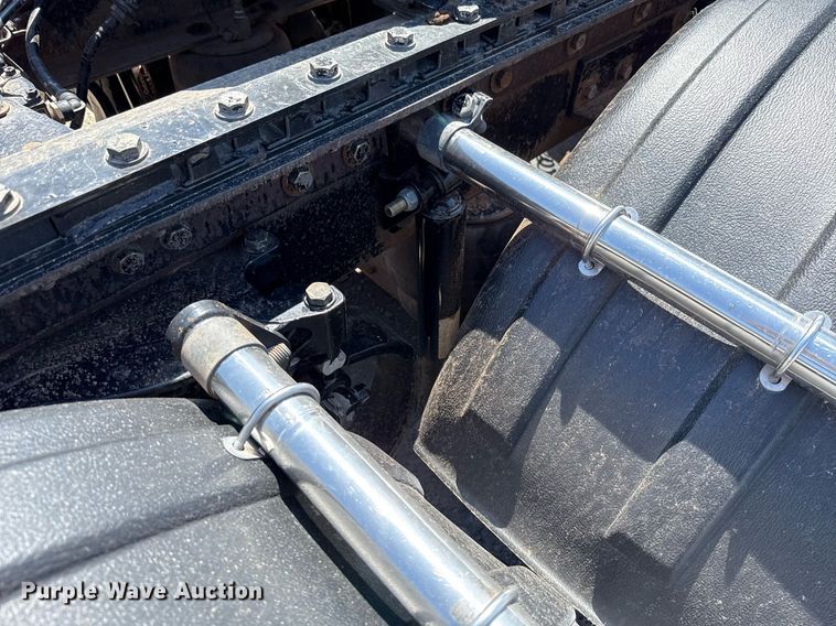 image for item DT6711 2017 Peterbilt 579 semi truck