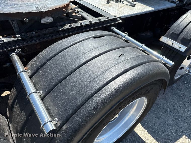 image for item DT6711 2017 Peterbilt 579 semi truck