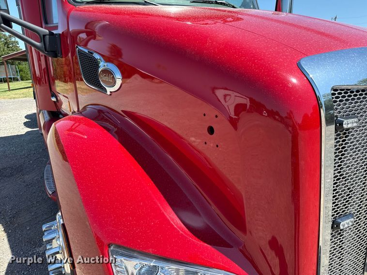 image for item DT6711 2017 Peterbilt 579 semi truck