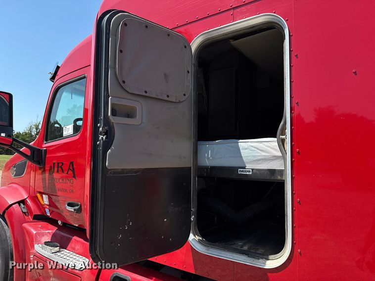 image for item DT6711 2017 Peterbilt 579 semi truck