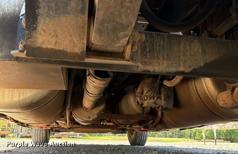 image for item DT6711 2017 Peterbilt 579 semi truck