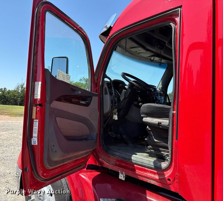 image for item DT6711 2017 Peterbilt 579 semi truck