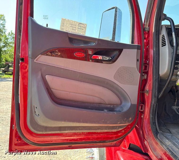 image for item DT6711 2017 Peterbilt 579 semi truck