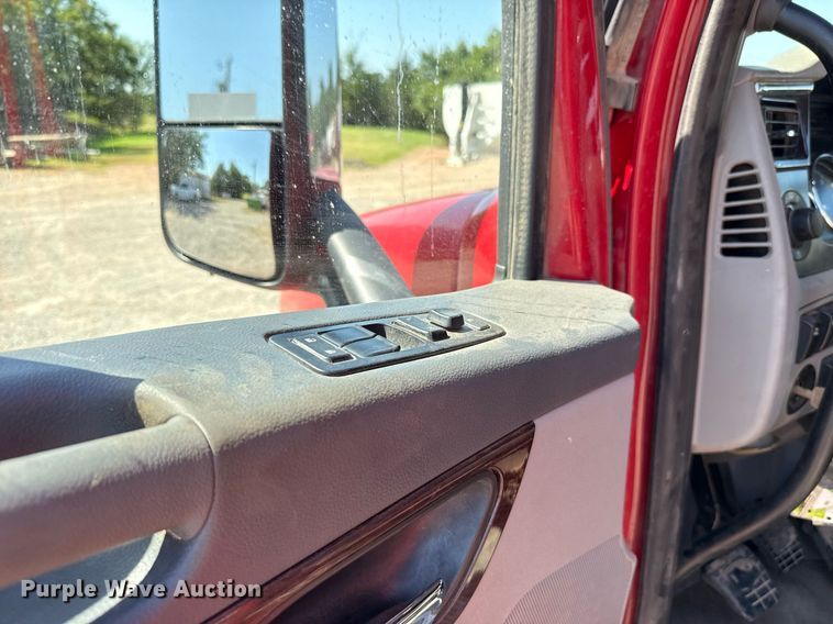 image for item DT6711 2017 Peterbilt 579 semi truck