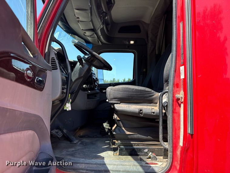 image for item DT6711 2017 Peterbilt 579 semi truck