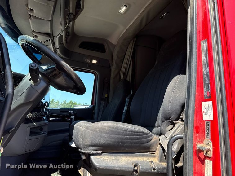 image for item DT6711 2017 Peterbilt 579 semi truck