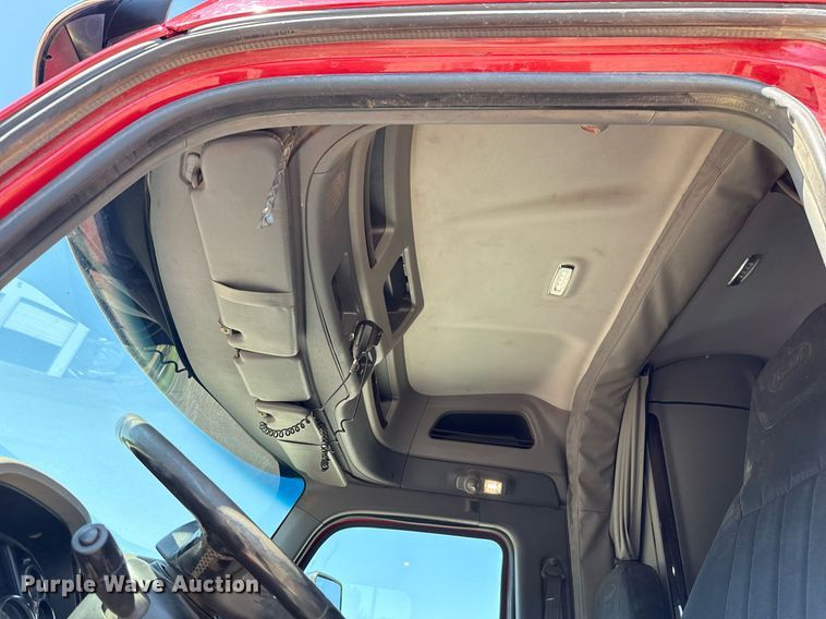 image for item DT6711 2017 Peterbilt 579 semi truck