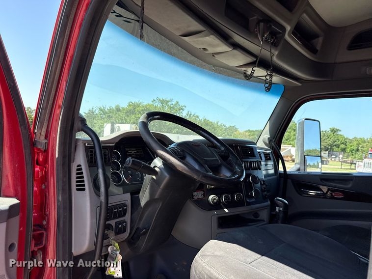 image for item DT6711 2017 Peterbilt 579 semi truck