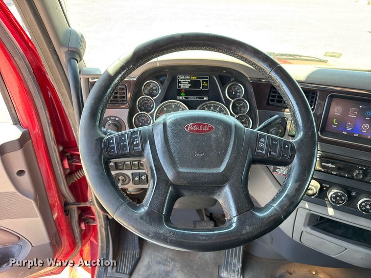 image for item DT6711 2017 Peterbilt 579 semi truck