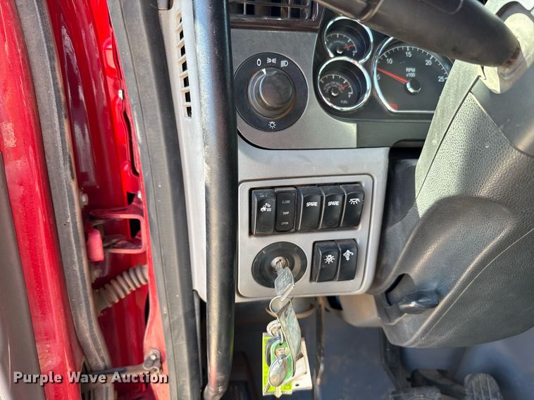 image for item DT6711 2017 Peterbilt 579 semi truck