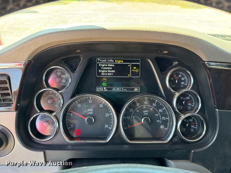 image for item DT6711 2017 Peterbilt 579 semi truck