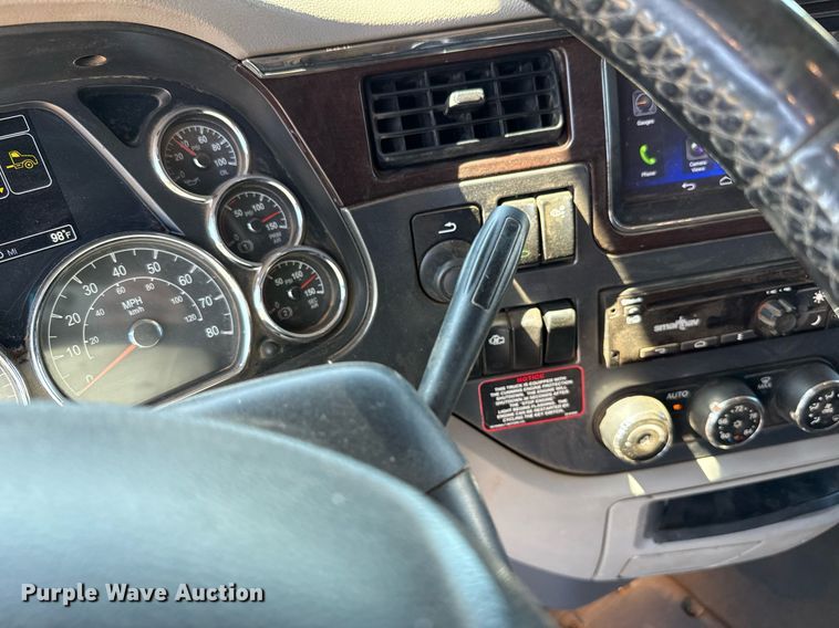 image for item DT6711 2017 Peterbilt 579 semi truck