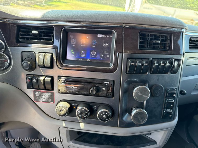 image for item DT6711 2017 Peterbilt 579 semi truck