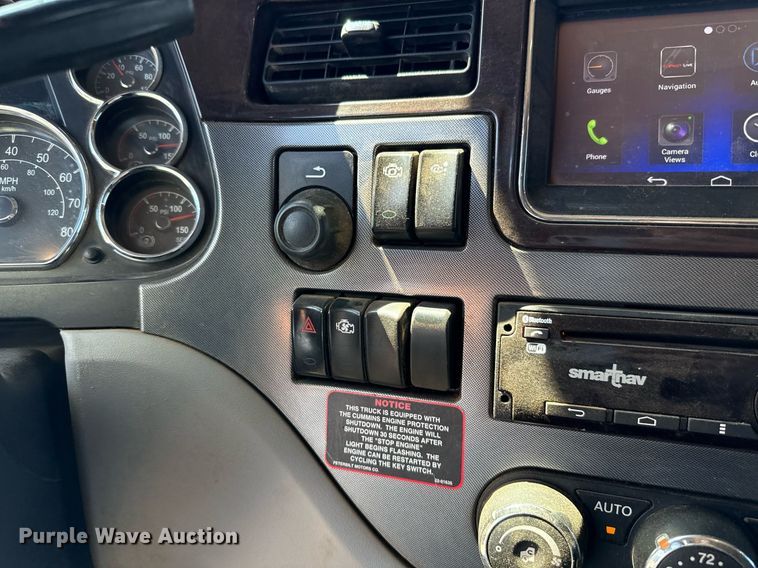 image for item DT6711 2017 Peterbilt 579 semi truck