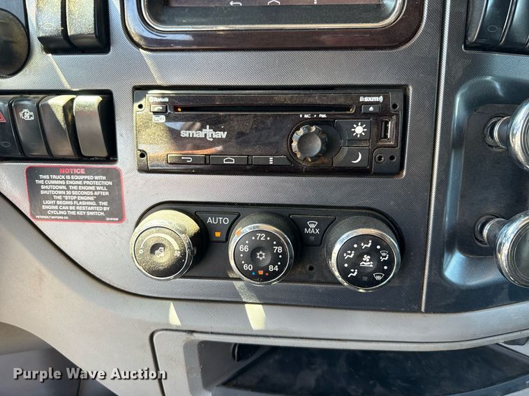 image for item DT6711 2017 Peterbilt 579 semi truck