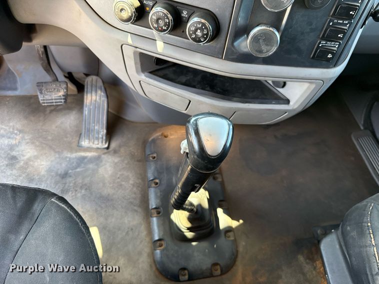 image for item DT6711 2017 Peterbilt 579 semi truck