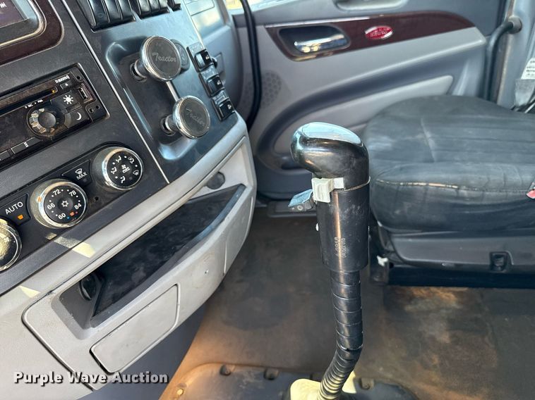 image for item DT6711 2017 Peterbilt 579 semi truck