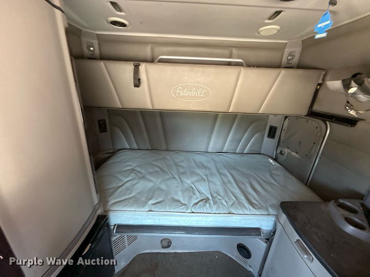 image for item DT6711 2017 Peterbilt 579 semi truck