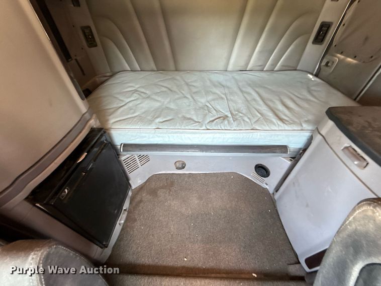 image for item DT6711 2017 Peterbilt 579 semi truck