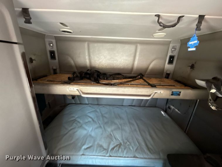 image for item DT6711 2017 Peterbilt 579 semi truck