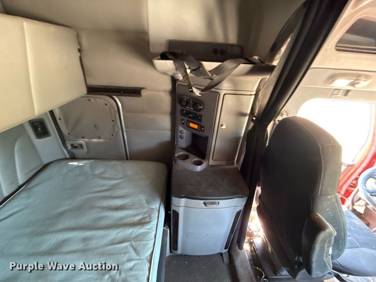 image for item DT6711 2017 Peterbilt 579 semi truck