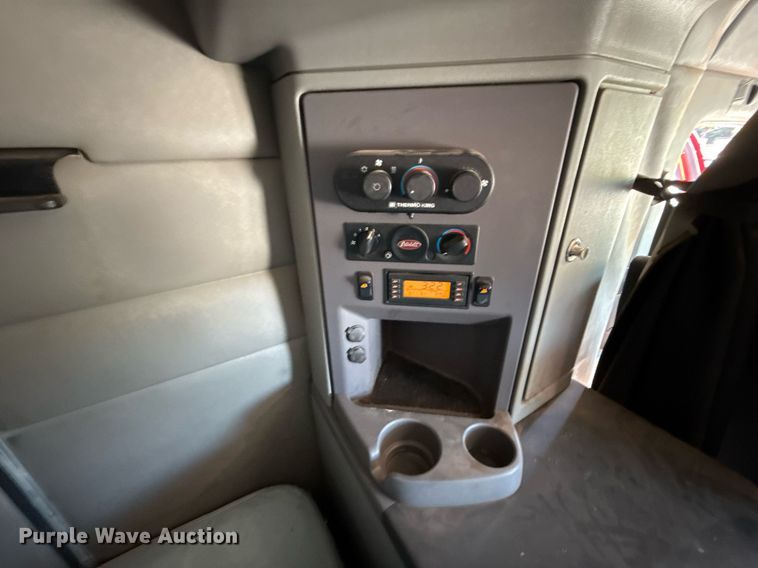 image for item DT6711 2017 Peterbilt 579 semi truck