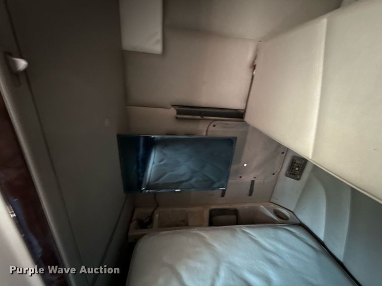 image for item DT6711 2017 Peterbilt 579 semi truck