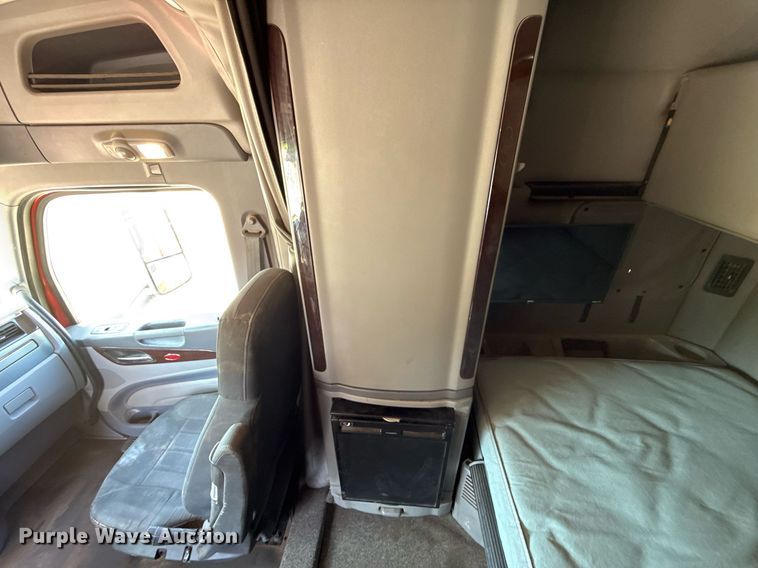 image for item DT6711 2017 Peterbilt 579 semi truck