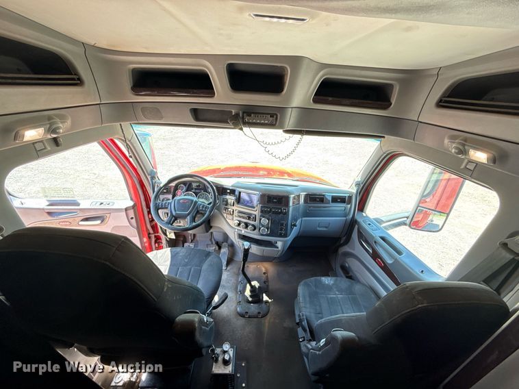 image for item DT6711 2017 Peterbilt 579 semi truck