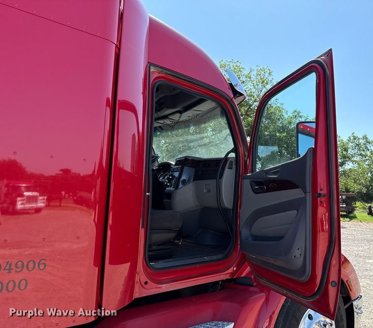 image for item DT6711 2017 Peterbilt 579 semi truck