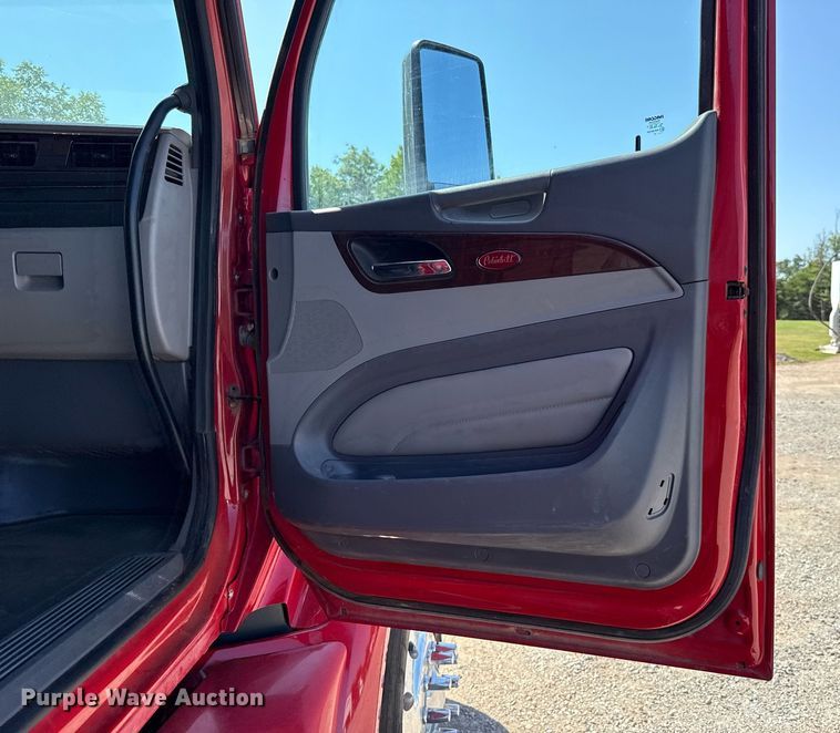 image for item DT6711 2017 Peterbilt 579 semi truck