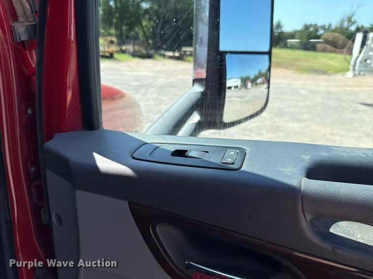 image for item DT6711 2017 Peterbilt 579 semi truck