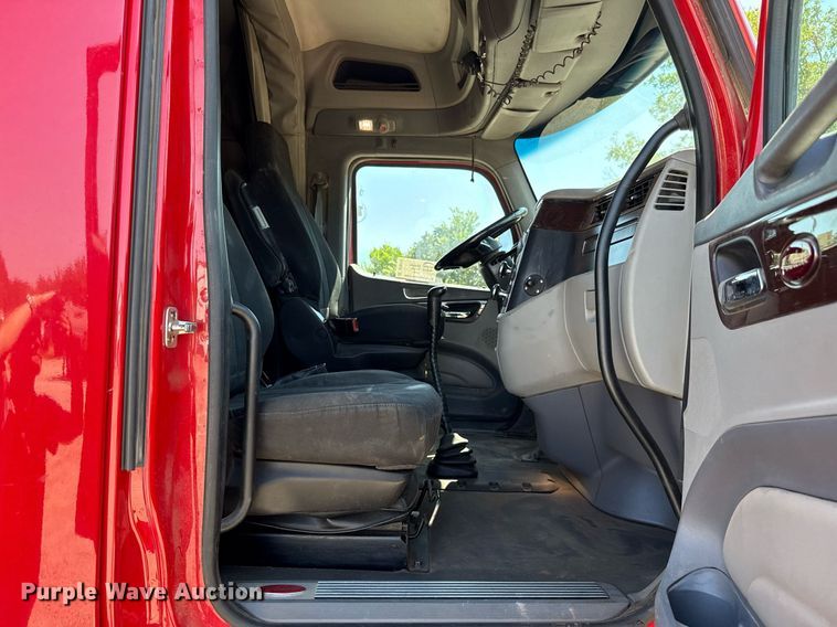 image for item DT6711 2017 Peterbilt 579 semi truck