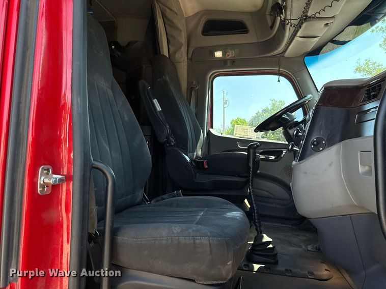 image for item DT6711 2017 Peterbilt 579 semi truck