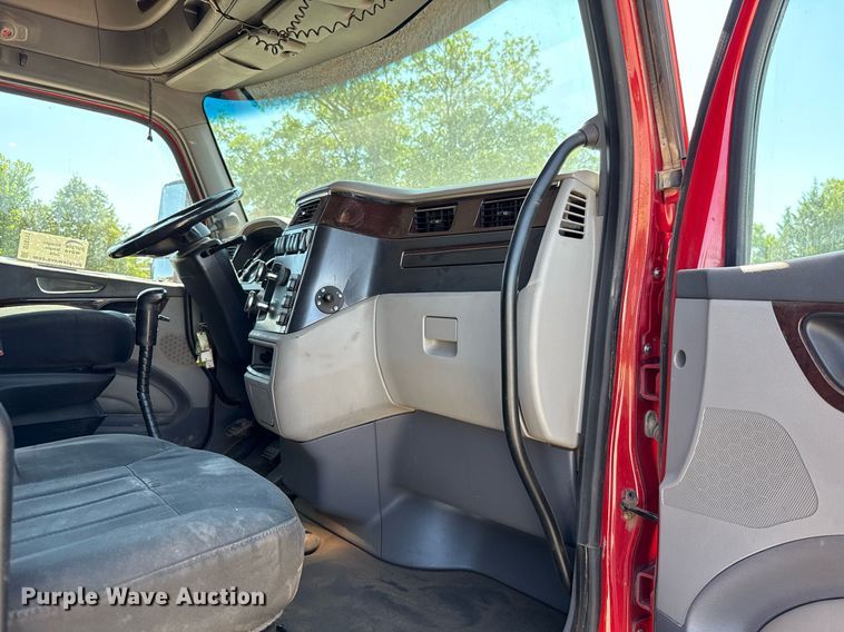 image for item DT6711 2017 Peterbilt 579 semi truck