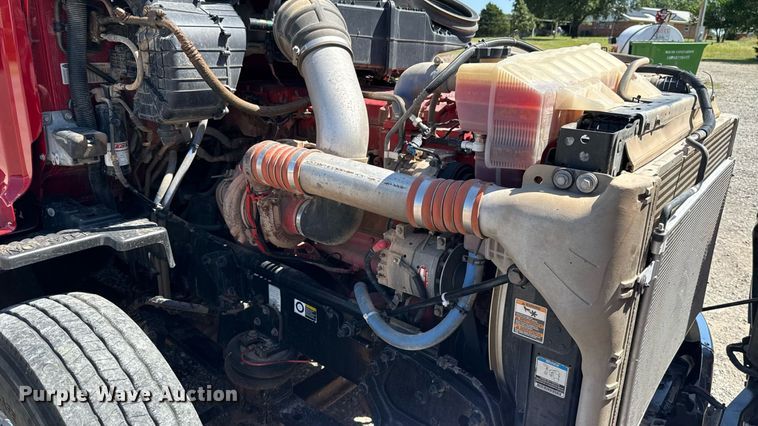 image for item DT6711 2017 Peterbilt 579 semi truck