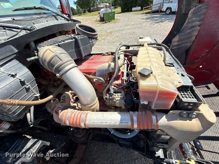 image for item DT6711 2017 Peterbilt 579 semi truck