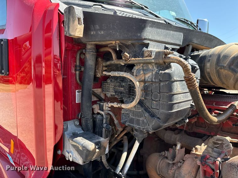 image for item DT6711 2017 Peterbilt 579 semi truck