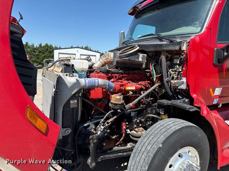 image for item DT6711 2017 Peterbilt 579 semi truck