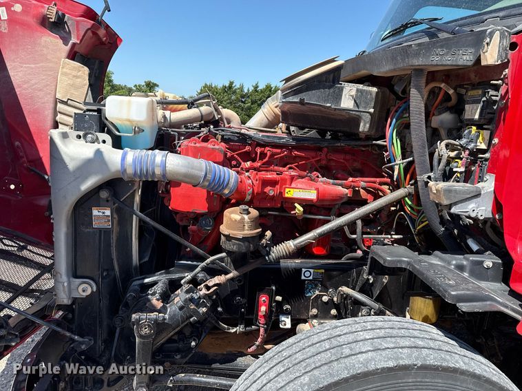 image for item DT6711 2017 Peterbilt 579 semi truck