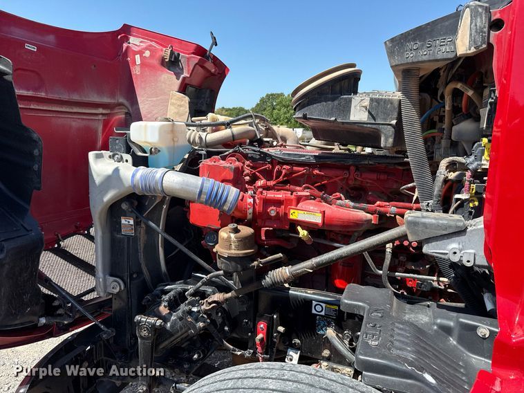 image for item DT6711 2017 Peterbilt 579 semi truck