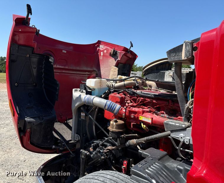 image for item DT6711 2017 Peterbilt 579 semi truck