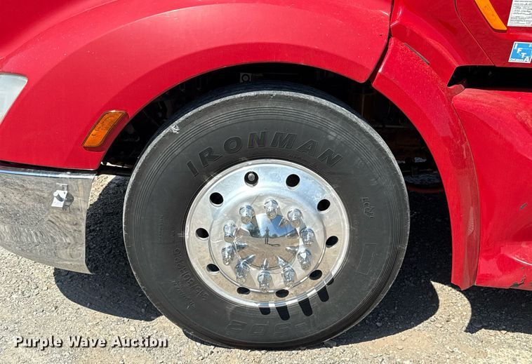 image for item DT6711 2017 Peterbilt 579 semi truck