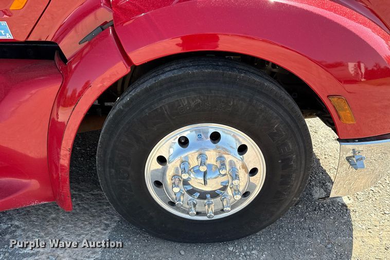 image for item DT6711 2017 Peterbilt 579 semi truck